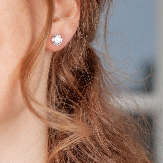 Silverörhängen med vit sten