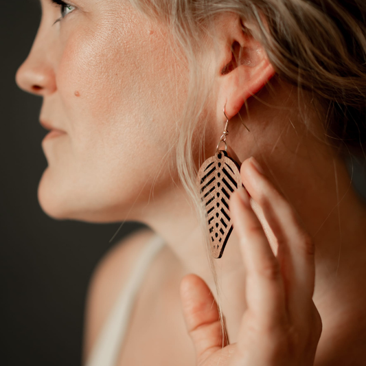 Blad örhängen brun