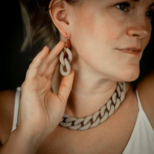 Colour of chains beige