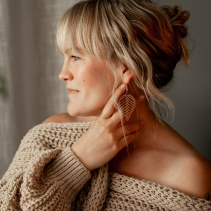 Blad örhängen brun