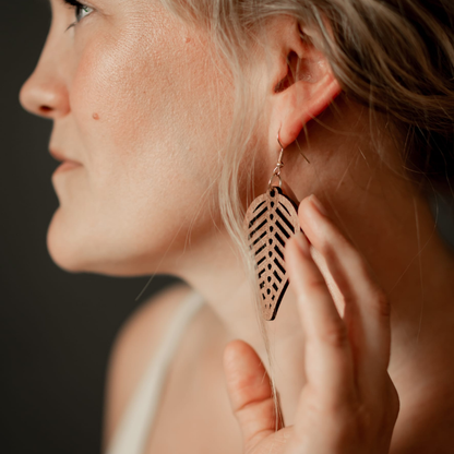 Blad örhängen brun