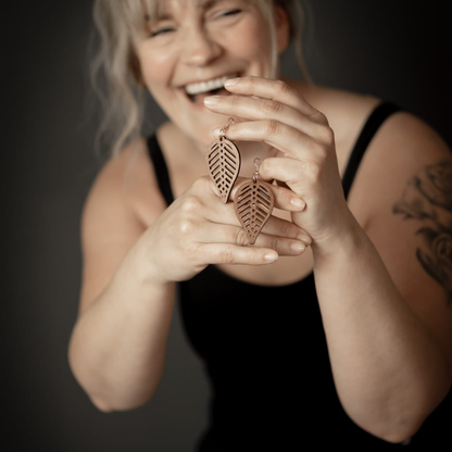 Blad örhängen brun