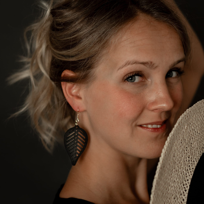 Blad örhängen svart