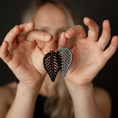 Blad örhängen svart