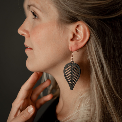 Blad örhängen svart