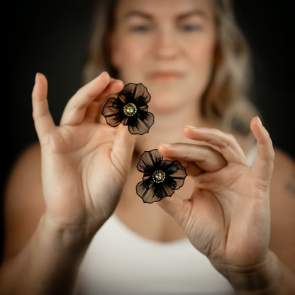 örhängen delicate big flower svart