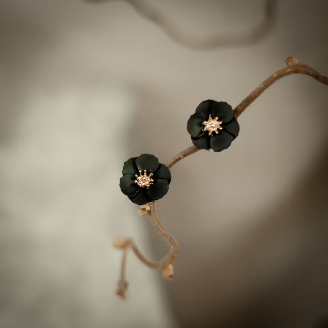 Delicate Dahlia black
