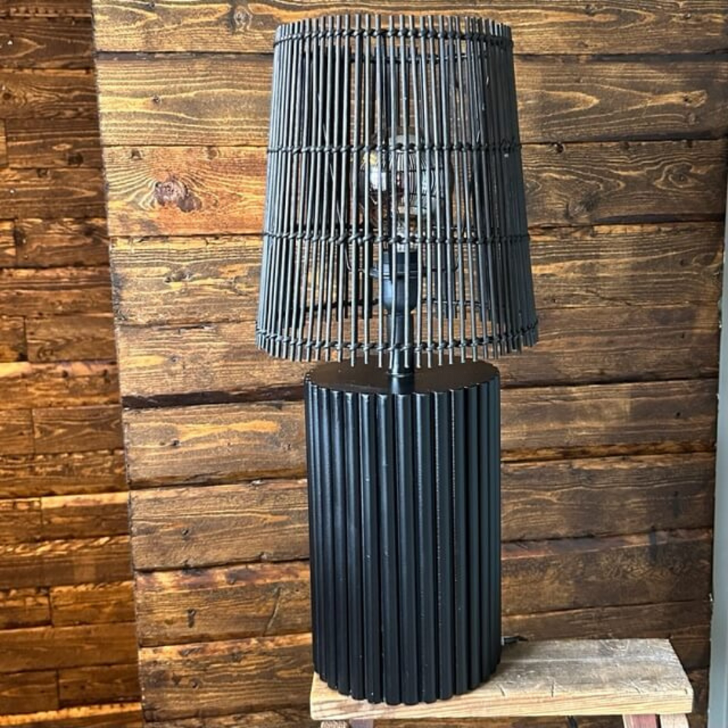 Svart ribbad lampa