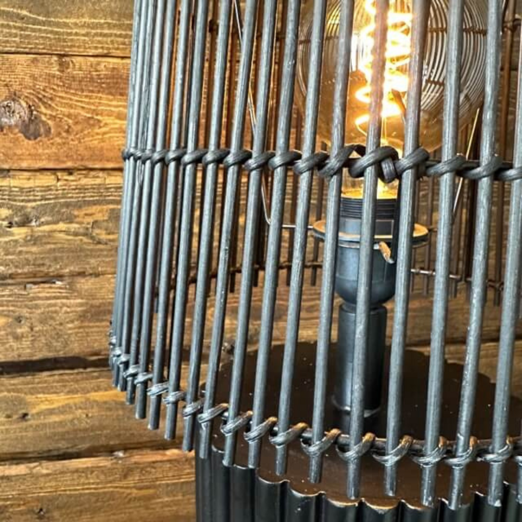 Svart ribbad lampa