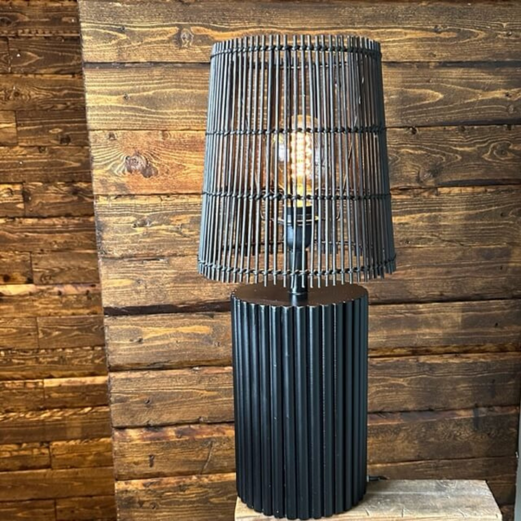 Svart ribbad lampa