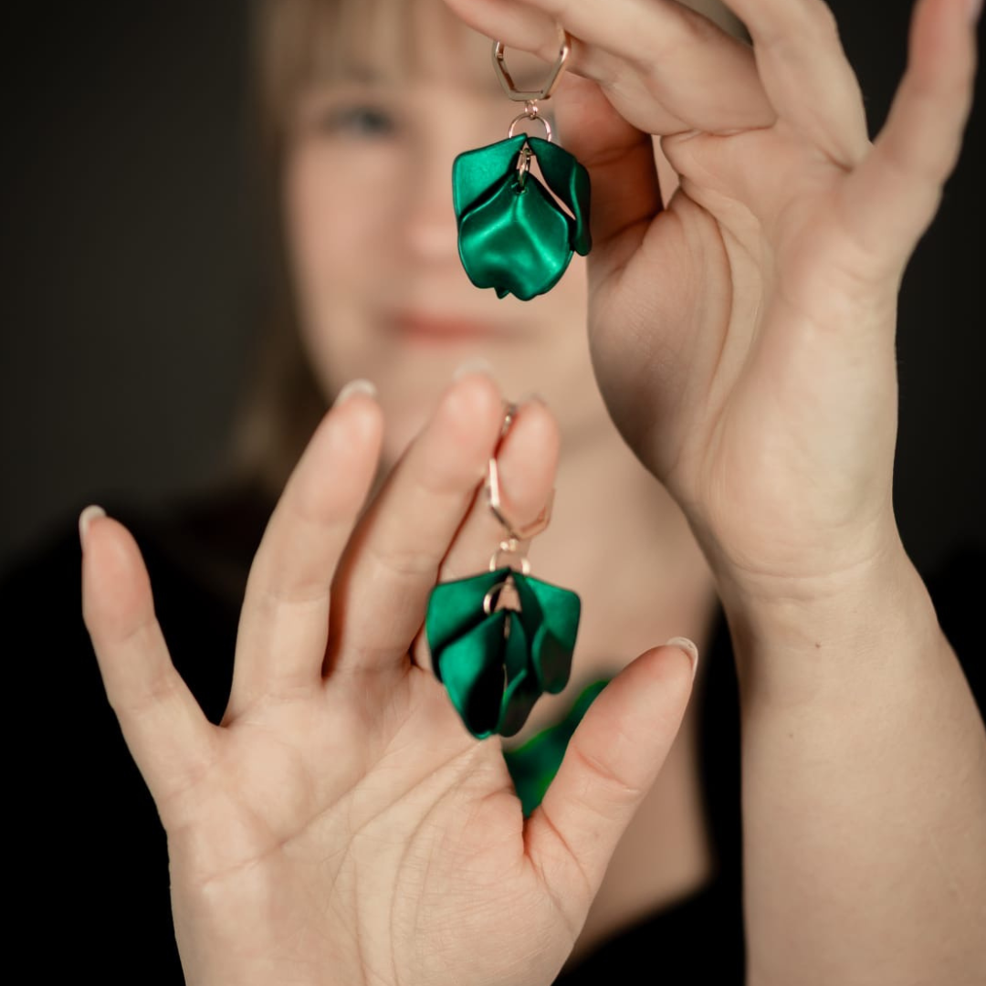 Midnight drops metallic green